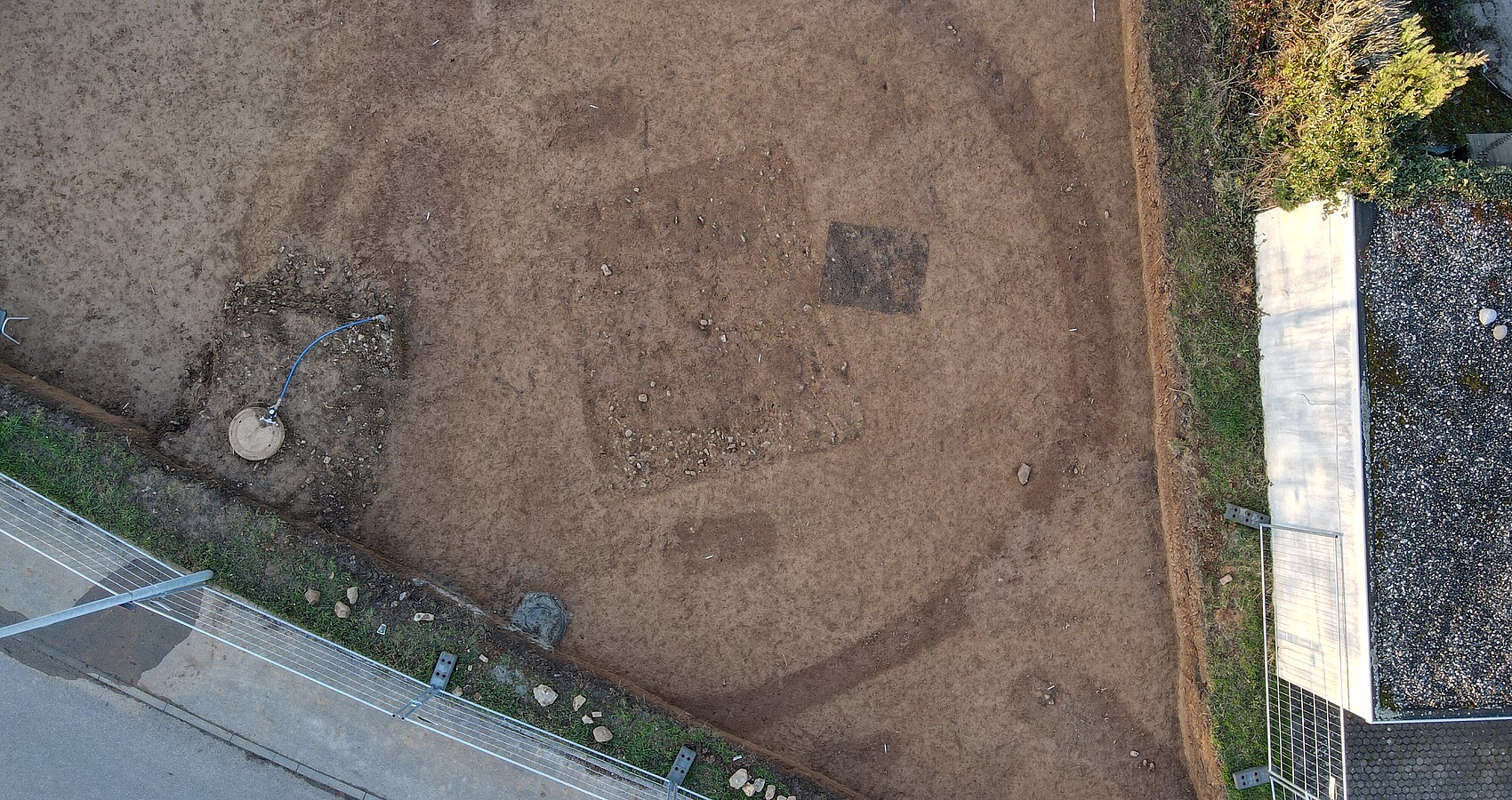 Bild zeigt den Kreisgraben mit dem Zentralgrab