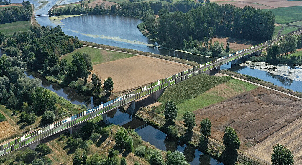 Luftbild einer Brücke, die zwei Flüsse überspannt. Auf beiden Seiten sind bunte Wände auf die Brücke aufgesetzt.