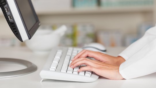 Bild zeigt Hände einer Apothekerin am Computer