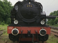 Frontansicht der alten Eisenbahn