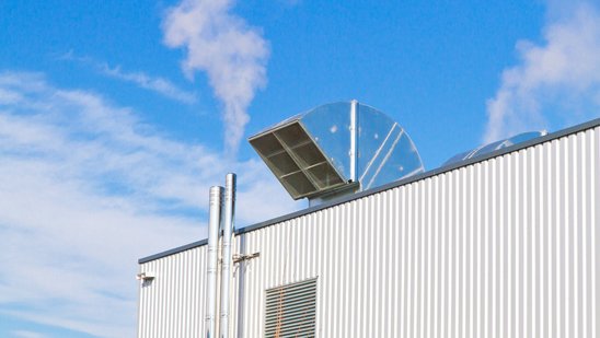 Schornstein einer Industrieanlage