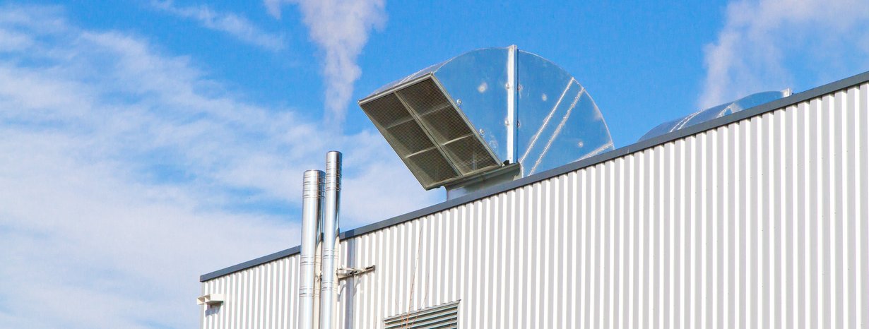 Schornstein einer Industrieanlage