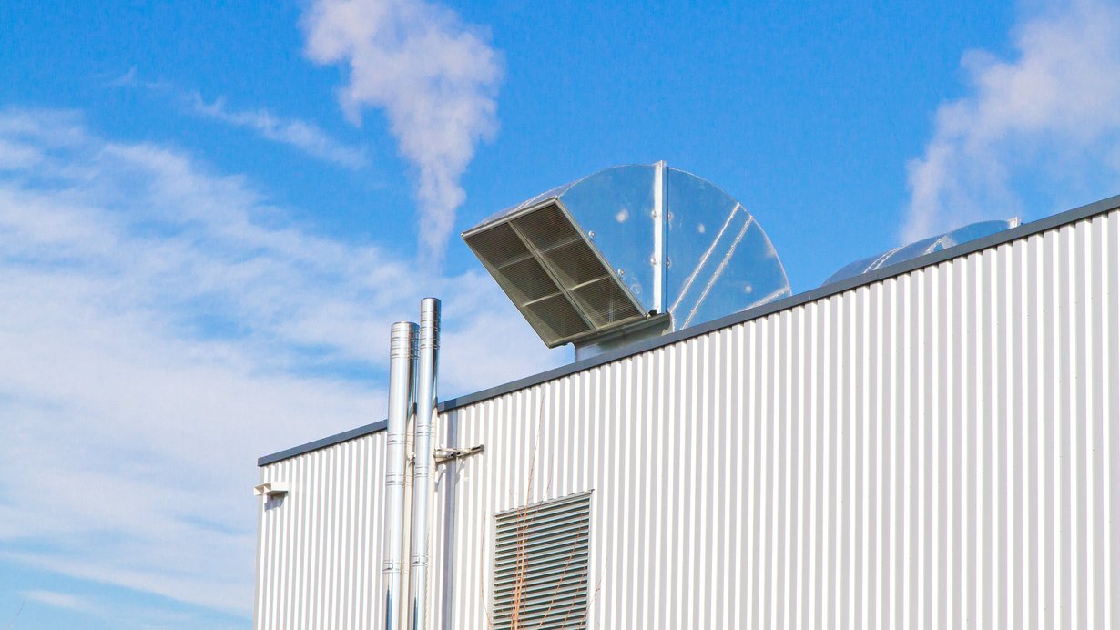 Schornstein einer Industrieanlage