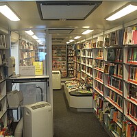 Fahrbibliothek Ulm von innen mit Regalen und Klimagerät und OPAC