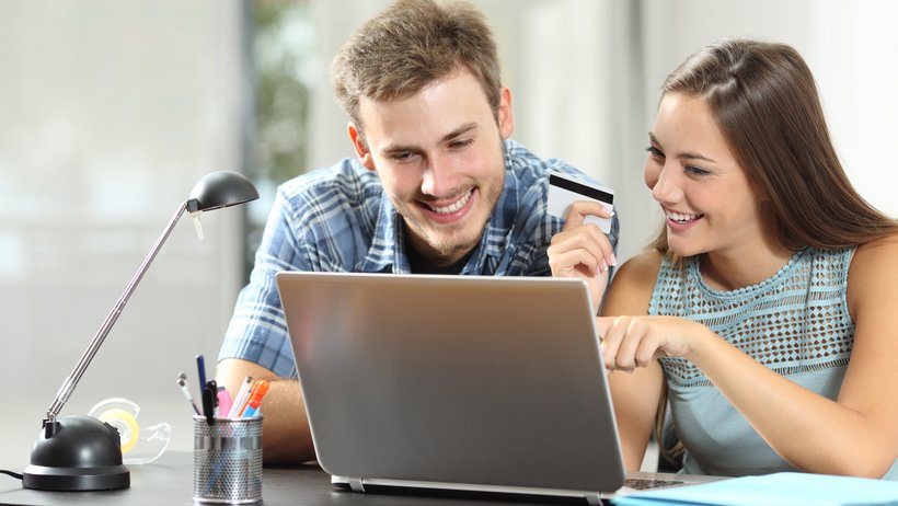 Verbraucher beim Online-Kauf