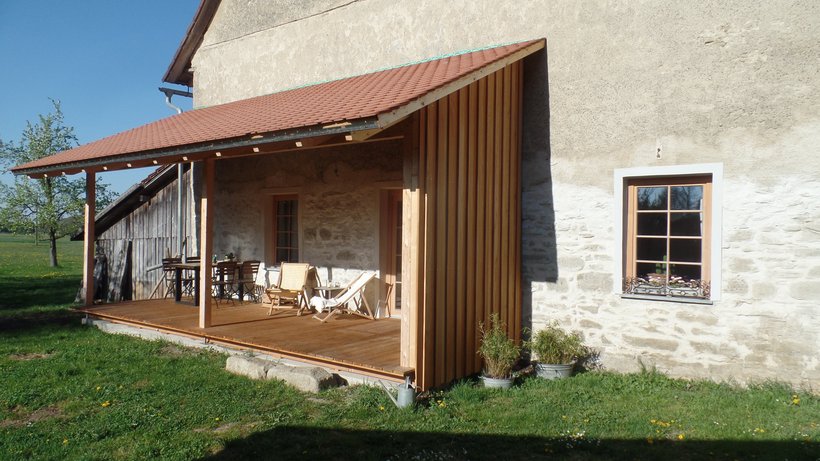 Blick auf eine Veranda an einem zu einem Wohnhaus ausgebauten Stall