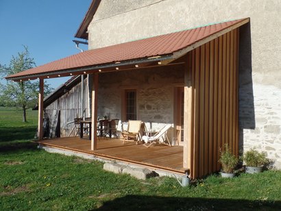 Blick auf eine Veranda an einem zu einem Wohnhaus ausgebauten Stall