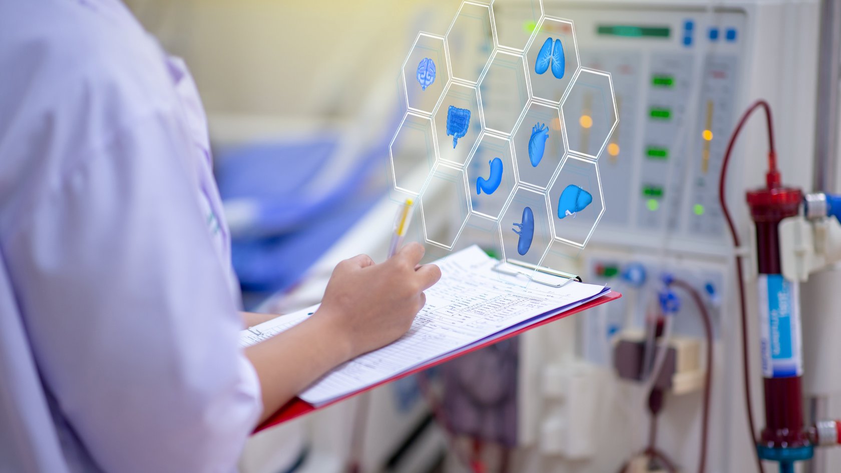 Frau steht mit Stift und Schreibblock vor einem medizinischen Diagnostikgerät