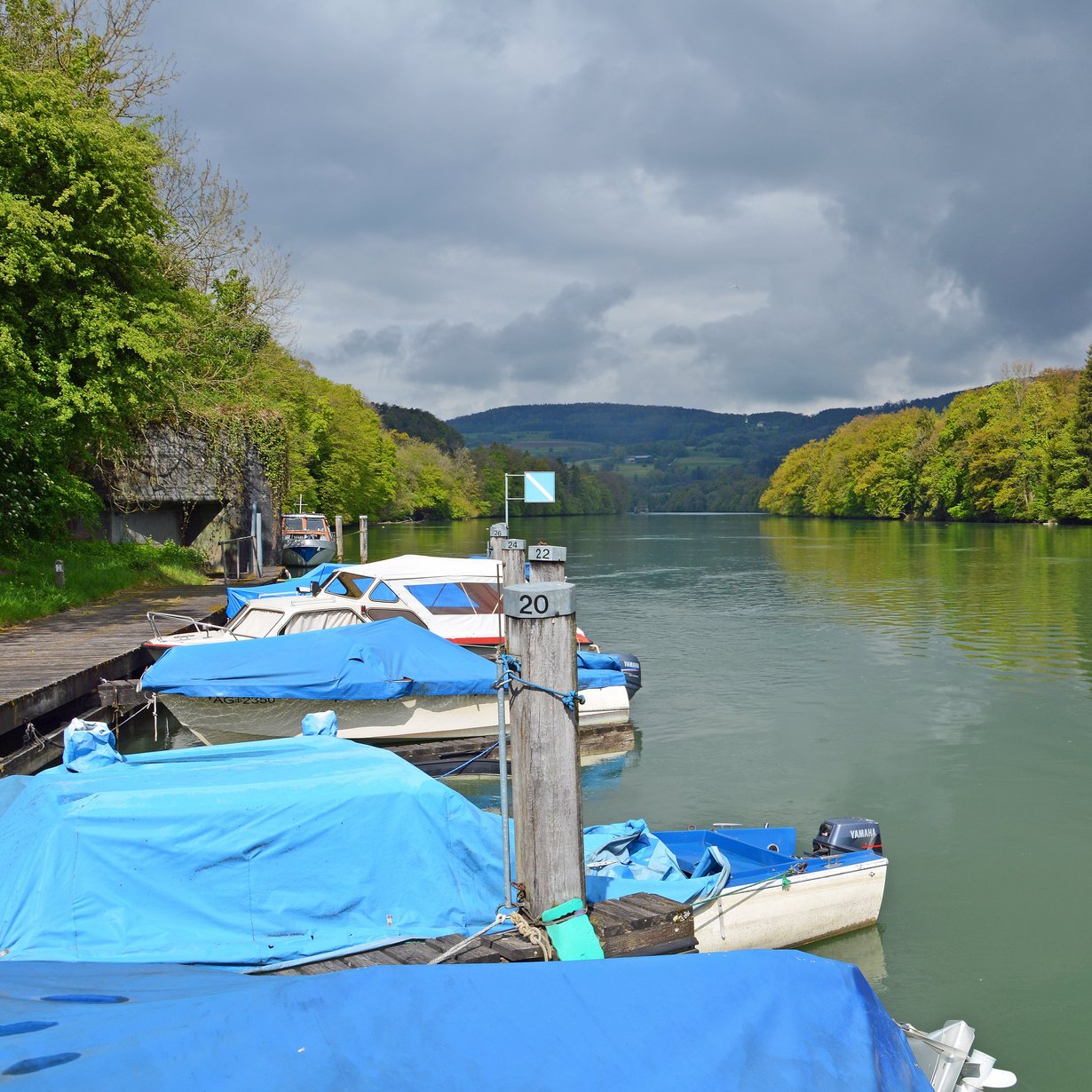 Anlegesteg mit Freizeitbooten am Hochrhein bei Hohentengen