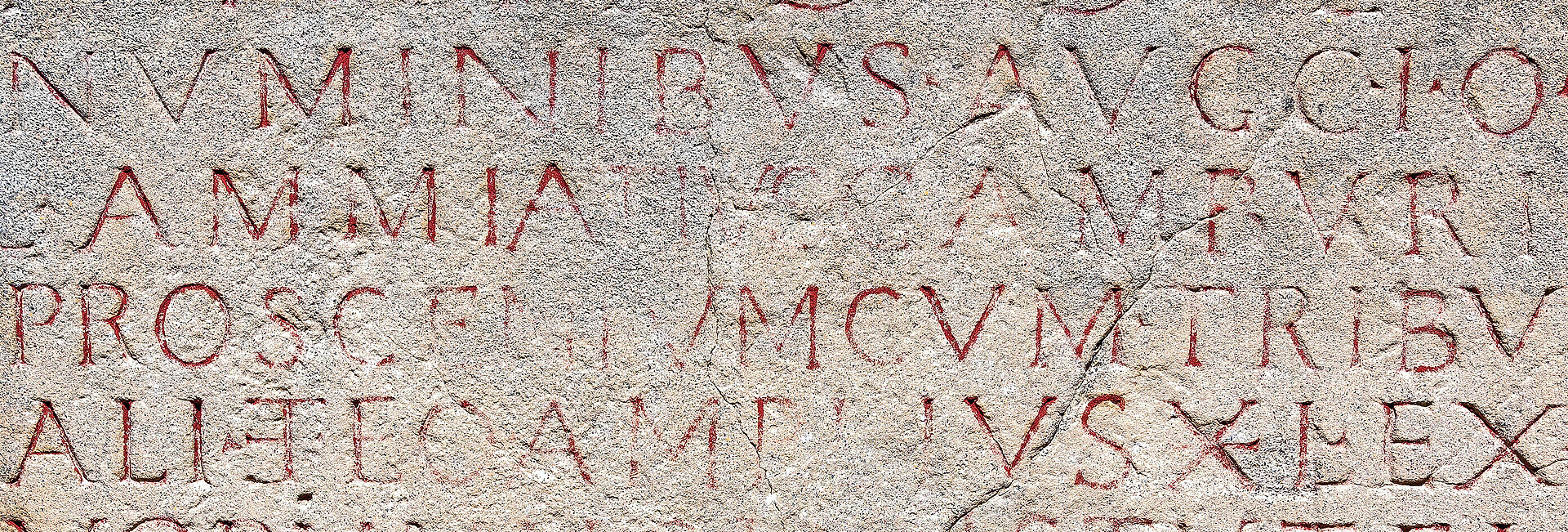 Steintafel mit lateinischer Inschrift