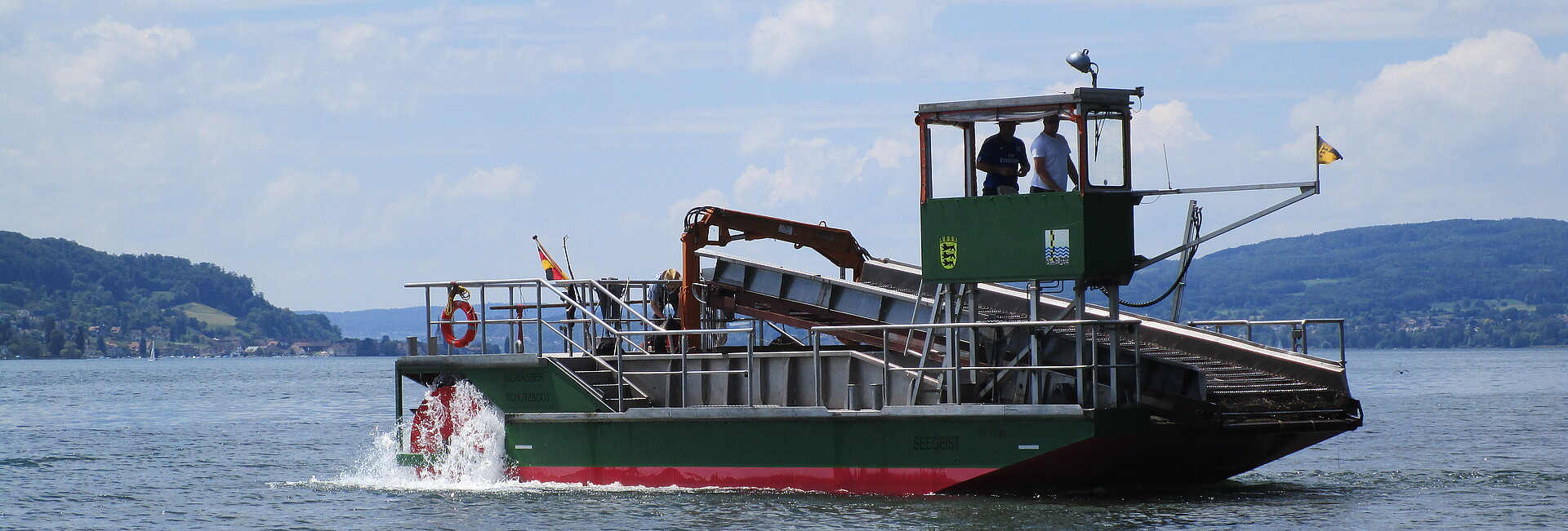 Das Bild zeigt ein Arbeitsboot des Landesbetriebs Gewässer