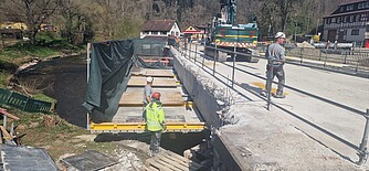 Auf diesem Bild sehen Sie die Errichtung des Traggerüstes für den Abbruch des Überbaus