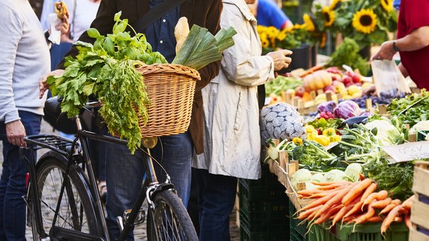 Frischer Obst- und Gemüseeinkauf am Markt