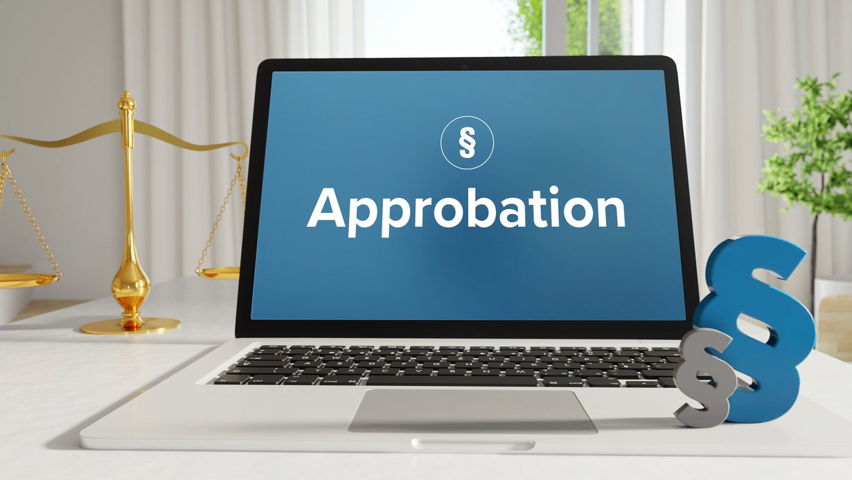 Computer mit Schriftzug Approbation und Paragraphenzeichen