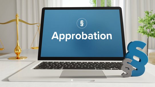 Computer mit Schriftzug Approbation und Paragraphenzeichen