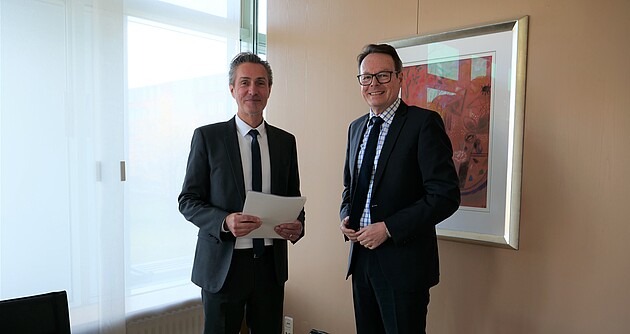 Das Foto zeigt Regierungspräsident Klaus Tappeser und Dr. Peter Dallhammer, Leiter des Beschussamts Ulm