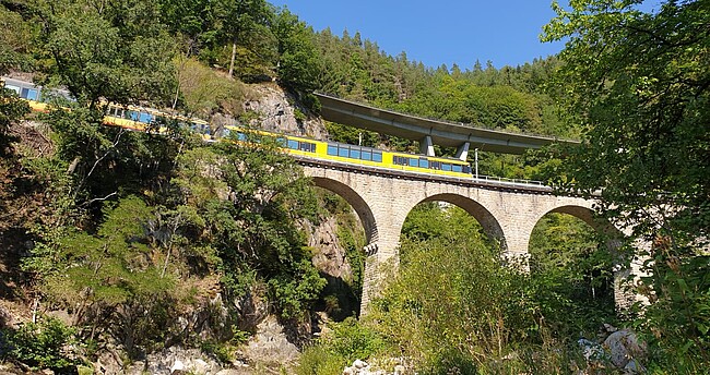Straßenbrücke (B 462) und Eisenbahnviadukt über die Tennetschlucht in Forbach / Schwarzwald