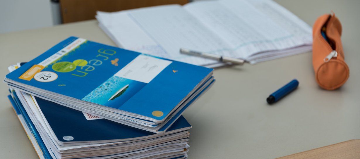 Schularbeiten am Lehrertisch