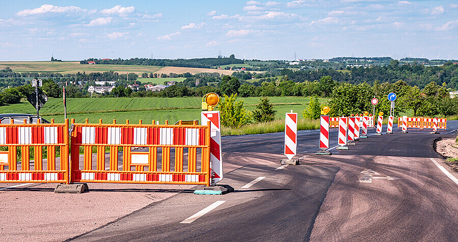 Fahrbahn einer neuen Straße wird neu geteert