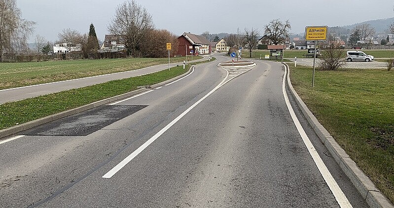 Man blickt auf eine Straße, welche die Ortsdurchfahrt von Frickingen-Altheim darstellt
