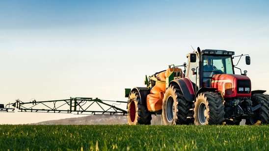 Ein Traktor fährt über ein Feld