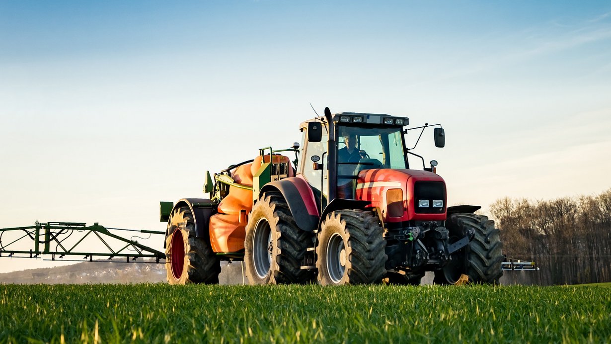 Ein Traktor fährt über ein Feld