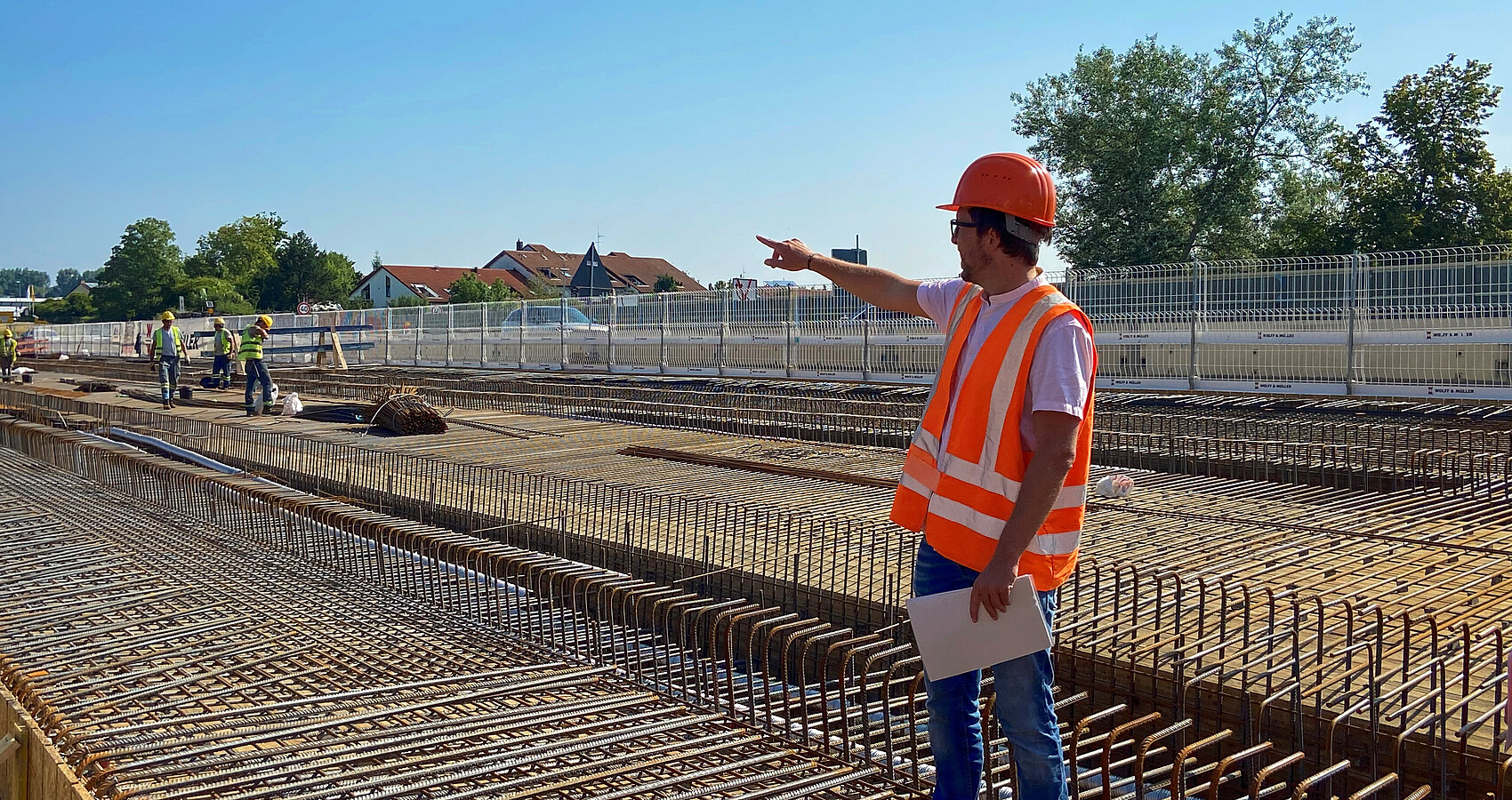 Bild zeigt Projektleiter Dr. Tim Weirich auf dem neuen westlichen Brückenbauwerk