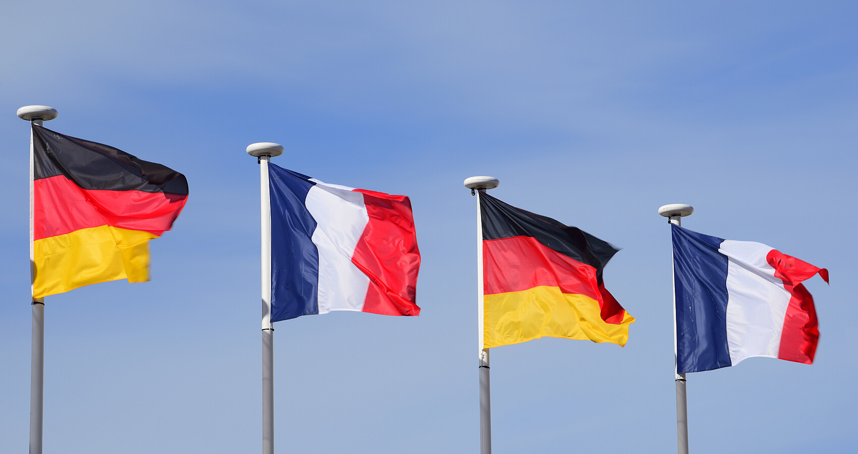 Deutsche und französische Flaggen im Wechsel