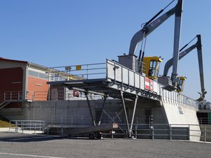 Außenansicht des Schöpfwerk Philippsburg und den Einlaufbereich des Schöpfwerks aus südwestlicher Richtung. Ebenfalls zu erkennen sind die beiden Rechenreinigungsmaschinen, die im Betriebsfall im ankommendes Geschwemmsel entfernen.