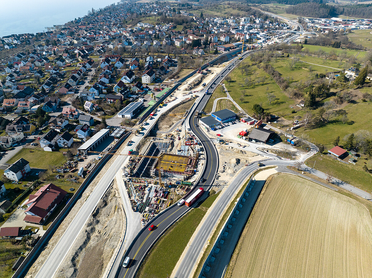 Bildmitte: Betriebsgebäude Tunnel Röhrenberg mit zwischenzeitlich errichteter Decke