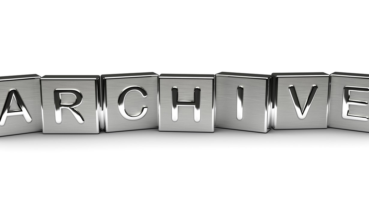 Schriftzug ARCHIVE in metallenen Buchstaben