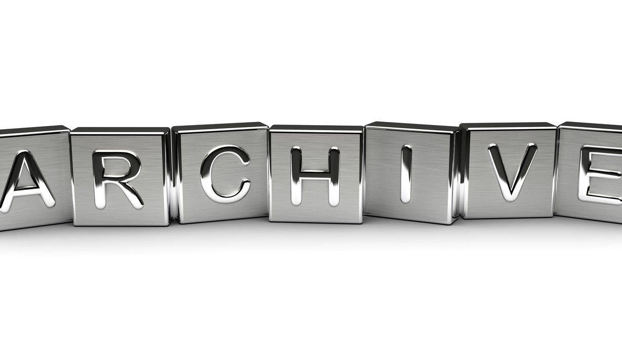 Schriftzug ARCHIVE in metallenen Buchstaben
