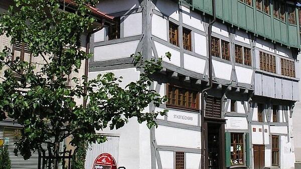 Stadtbücherei "Großes Haus" Blaubeuren - Fachwerkgebäude von aussen
