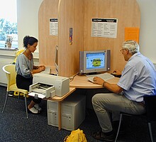 Gemeindebücherei Heroldstatt - eine Frau und ein Mann am PC