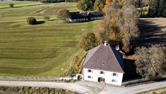 Luftbild Jagdhaus mit Nebengebäude und im Hintergrund Wohnhaus mit landwirtshaftlichen Nebengebäuden, 88326 Aulendorf, Tiergarten 1 und 2