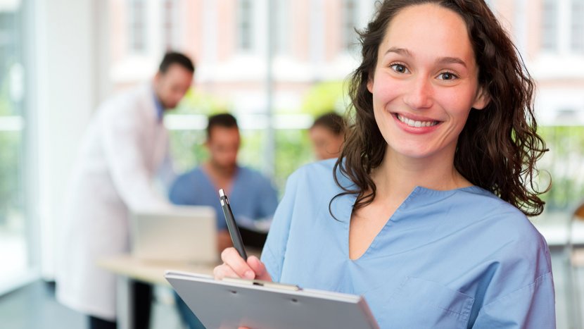 Heilerziehungsassistentin mit Schreibbrett