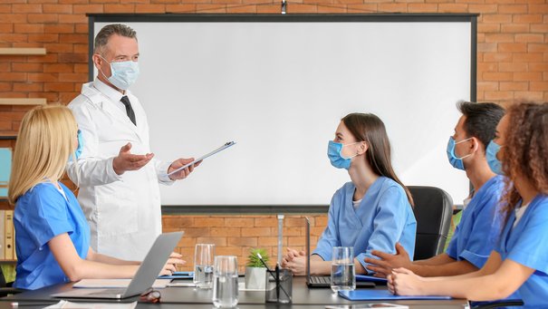 Schüler und Schülerinnen im Unterricht die einen Sozialberuf erlernen