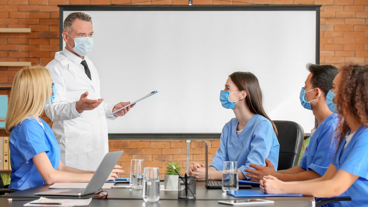 Schüler und Schülerinnen im Unterricht die einen Sozialberuf erlernen