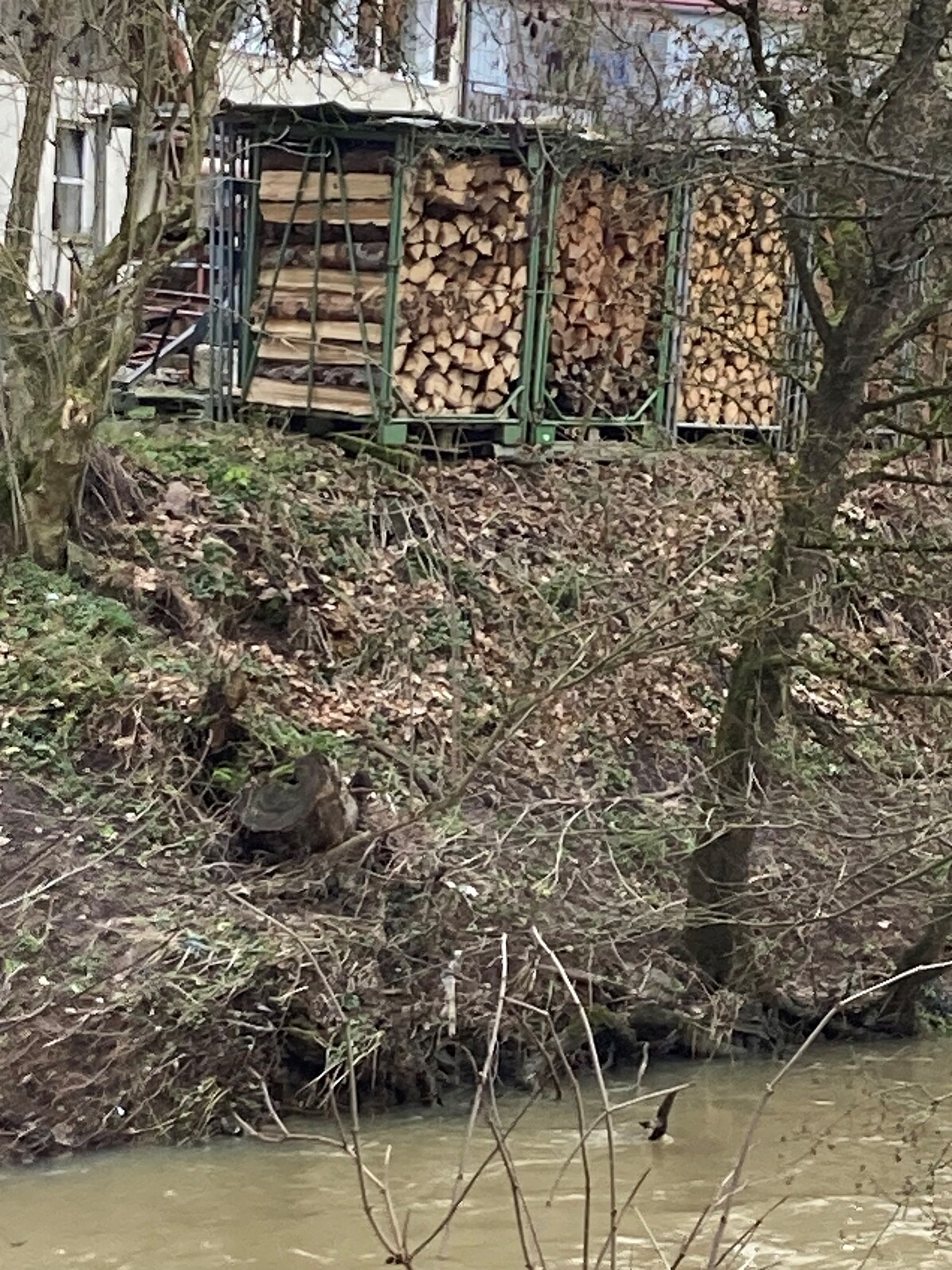 Ein Holzstapel steht auf dem Grünstreifen neben der Jagst