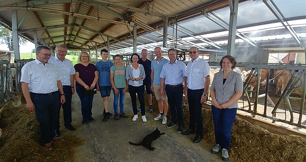 Regierungspräsidentin Susanne Bay machte sich beim Betrieb Stier ein Bild von Maßnahmen zur Verbesserung von Tier- und Umweltschutz bei der Rinderhaltung
