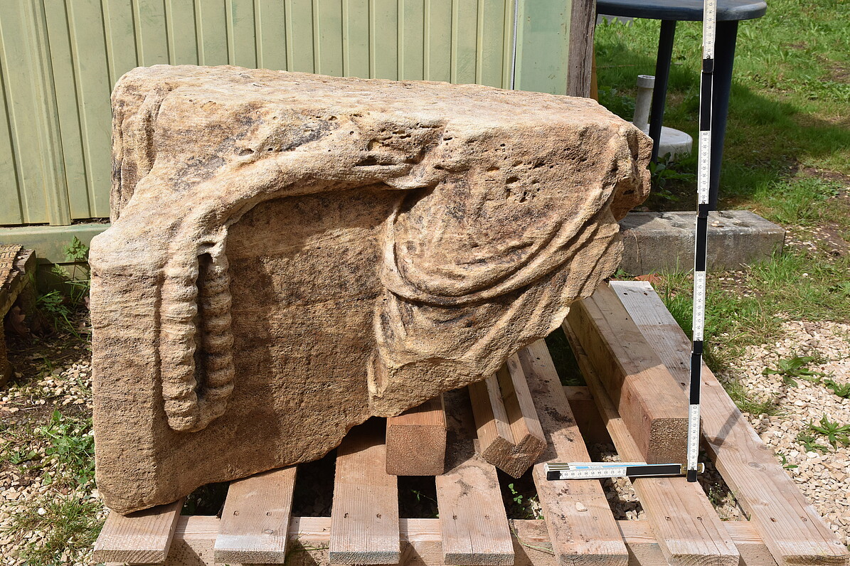 Großer Reliefblock Frau mit Blumenkette