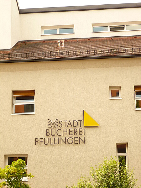 Logo der Stadtbücherei Pfullingen an der Aussenfassade