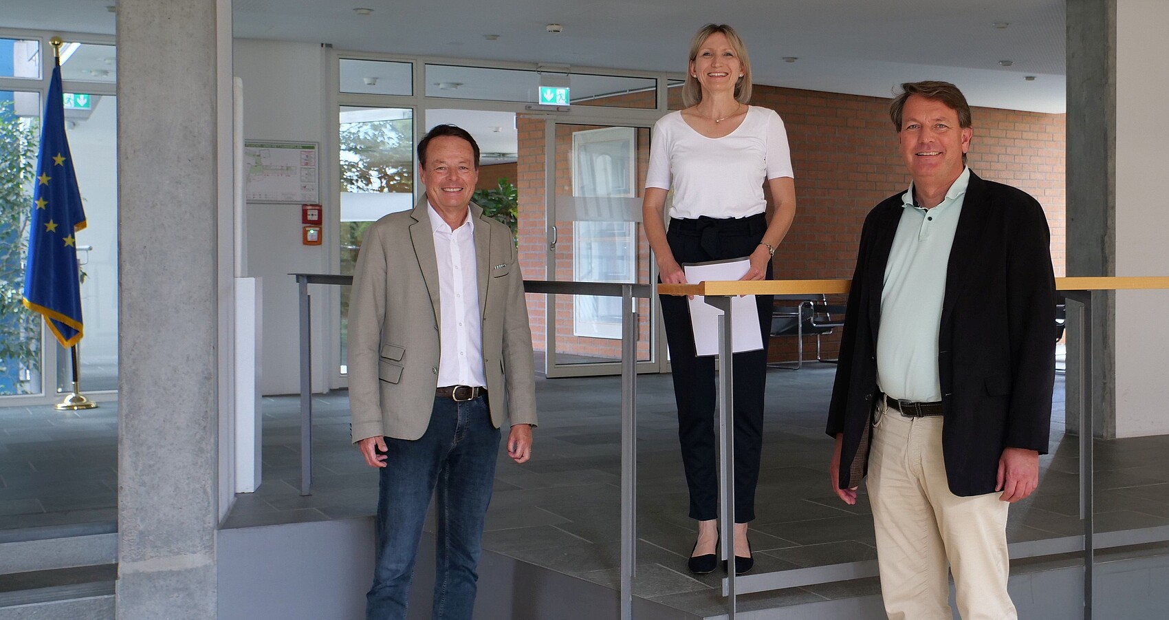 Das Foto zeigt v. l. n. r. Regierungspräsident Klaus Tappeser, Referatsleiterin Tanja Breymaier, Abteilungspräsident Stefan Czarnecki im Foyer des RP Tübingen