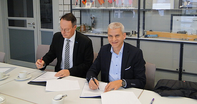 Das Foto zeigt Regierungspräsident Klaus Tappeser und Staatssekretär Dr. Patrick Rapp bei der Unterzeichnung der gemeinsamen Zielvereinbarung