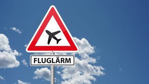 Verkehrsschild mit Flugzeug und dem Schriftzug Fluglärm