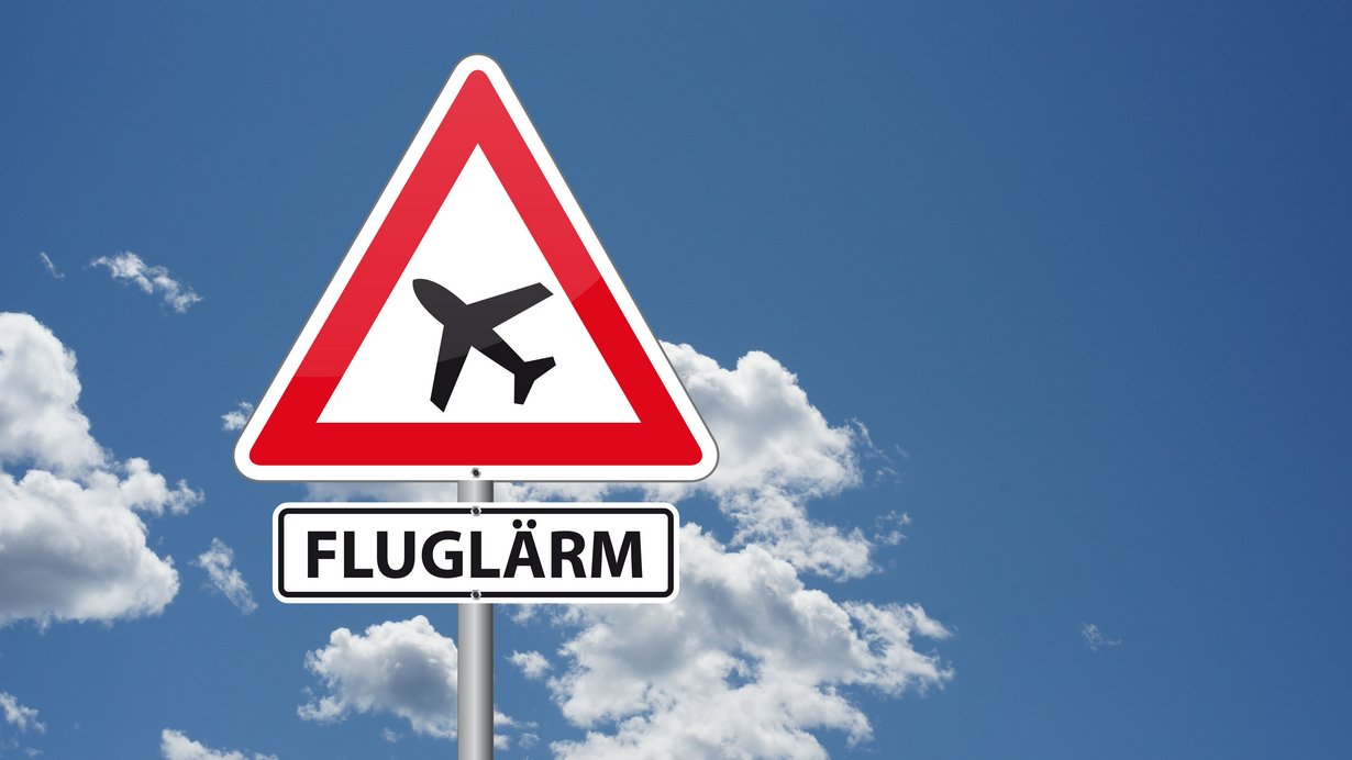 Verkehrsschild mit Flugzeug und dem Schriftzug Fluglärm