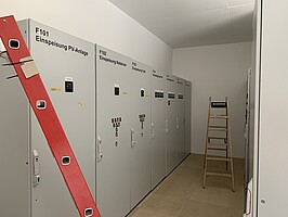 Schaltschränke in einem fensterlosen Raum