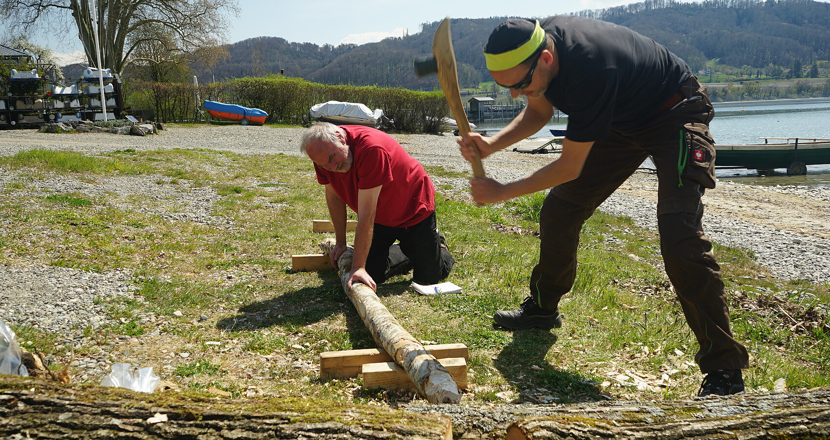 Wissenschaft trifft Experimentalarchäologie: Für die Dokumentation von Werkzeugspuren am Holz werden systematisch nachgebaute Werkzeuge an frischem Holz ausprobiert. Das Produkt und die Abfälle werden zu Vergleichszwecken mit prähistorischen Fundstücken archiviert.