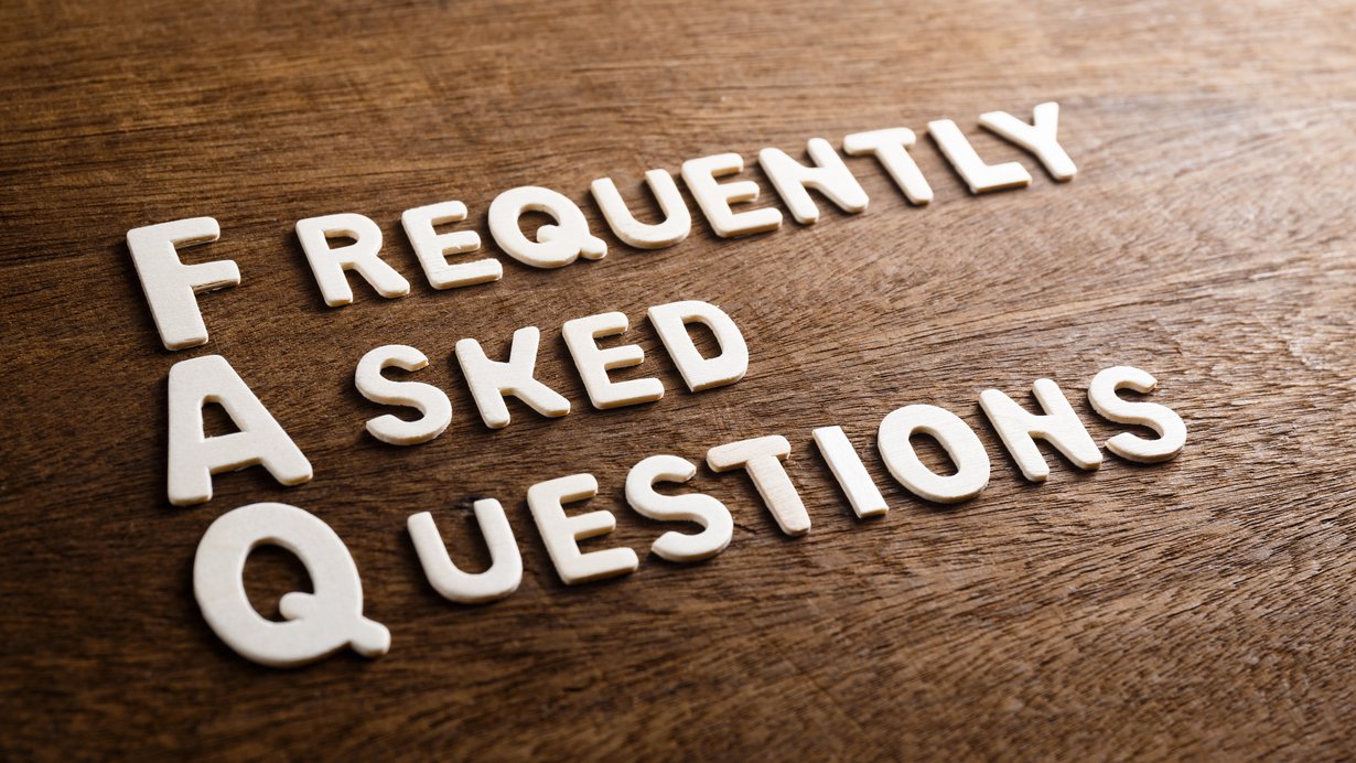 Weißer Schriftzug in 3 Zeilen, Zeile 1: F REQUENTLY, Zeile 2: A SKED, Zeile 3: Q UESTIONS auf braunem Untergrund