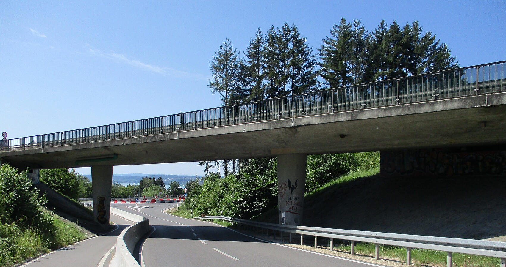 Das Bild zeigt die Brücke über die Rengoldshauserstrasse
